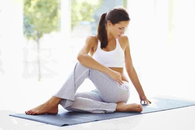 Acuéstate en el suelo boca abajo, completamente estirada. Mantén el equilibrio con los codos y las puntas de los pies. Debes mantener el cuerpo lo más recto posible y quedarte así el máximo tiempo que te sea posible. Acuéstate en el suelo boca abajo, completamente estirada. Mantén el equilibrio con los codos y las puntas de los pies. Debes mantener el cuerpo lo más recto posible y quedarte así el máximo tiempo que te sea posible.