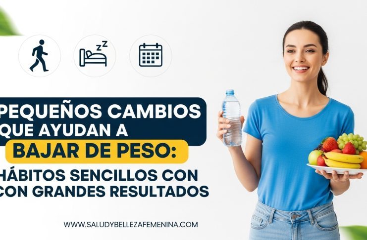 Mujer sonriente con agua y frutas mostrando hábitos para bajar de peso