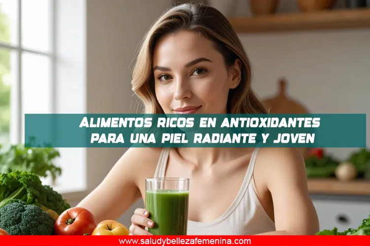 Mujer con piel radiante rodeada de alimentos antioxidantes como uvas, tomate, zanahoria y brócoli en una cocina luminosa